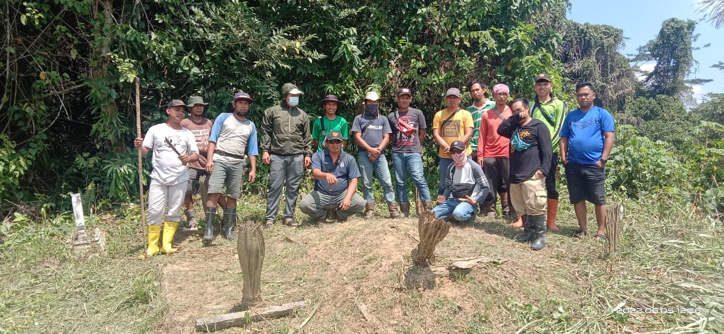Karang Taruna Mulawarman Desa Embalut Lakukan Kegiatan Gotong Royong Di Makam Wali Yupa