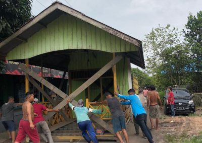 Pemerintah Desa Embalut Beserta Warga Setempat Lakukan Gotong Royong Pemindahan Posyandu
